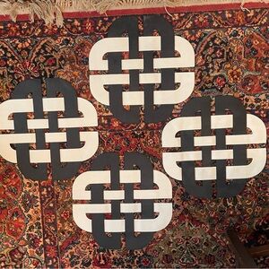 Set of 4 Interlocking Black and White Placemats